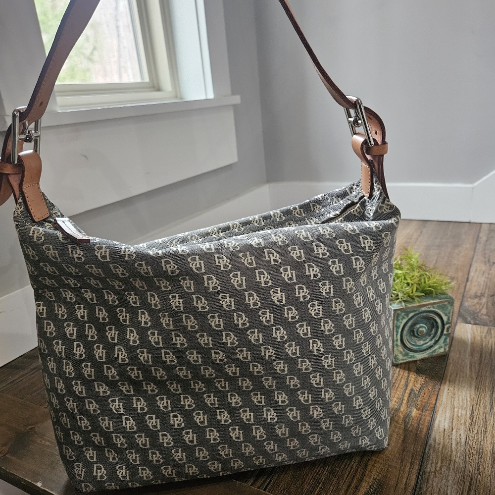 Dooney & Bourke Gray and Cream Signature Print Canvas Purse. - Picture 3 of 13